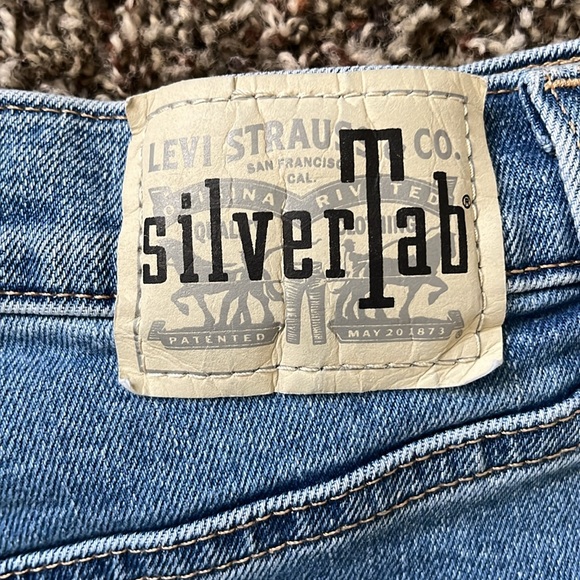 NWOT Levi Strauss Silver Tab Distressed Mom Jean, Size 28, Medium Wash Denim - Picture 8 of 15